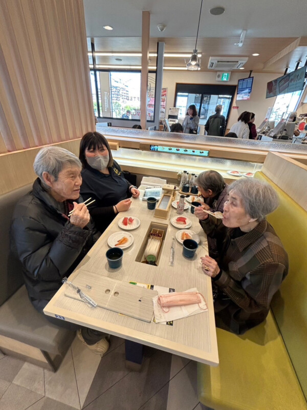 外食レクリエーションとして、２月１７日に「はま寿司」へ行ってまいりました☆サムネイル