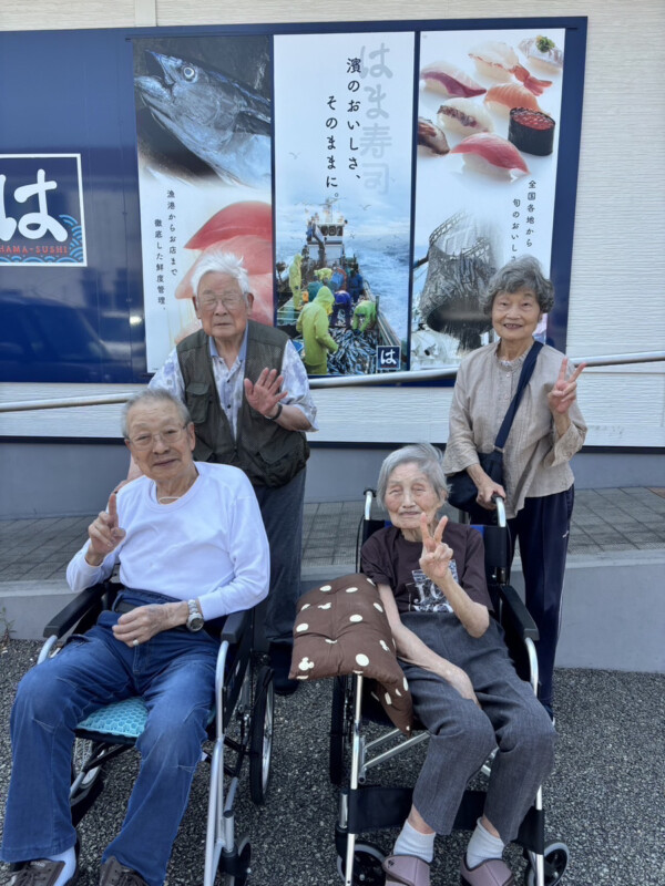【泉大津市松之浜町 デイサービスヒマリ】恒例イベント「飛び出すデイ」！はま寿司へ外食レクリエーションに行ってきましたサムネイル